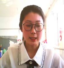 人趴在桌子上中度可信度描述已自动生成,戴眼镜的男人在微笑描述已自动生成