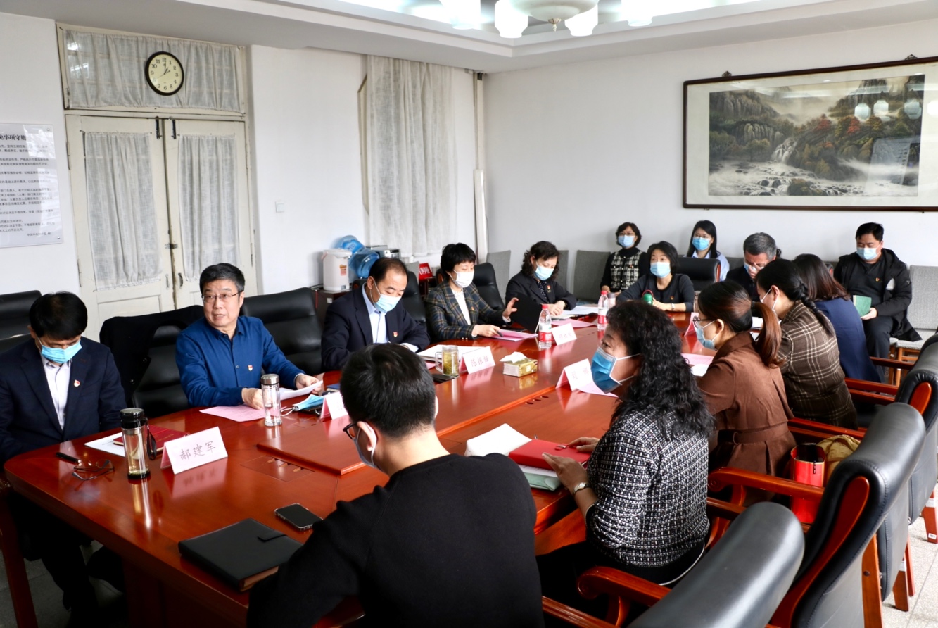 一群人坐在桌子前中度可信度描述已自动生成