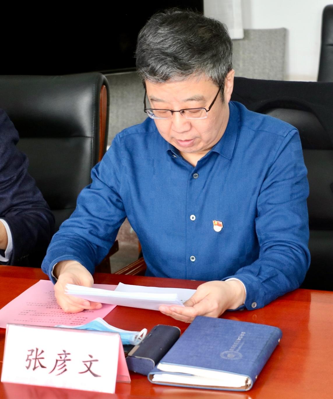 穿着蓝色衣服的男人在桌子前低可信度描述已自动生成